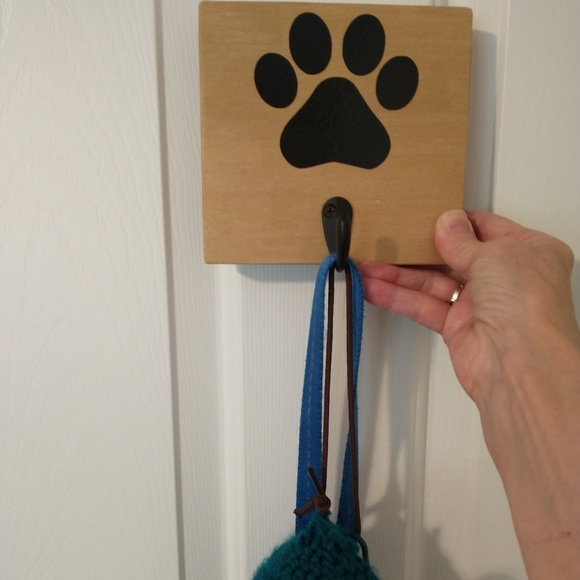 Dog leash holder wooden black paws hand crafted 5.5 X 6 - Picture 5 of 7